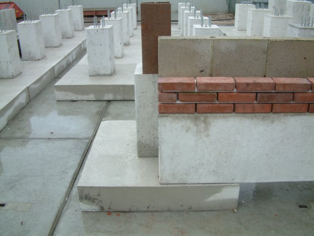 voorbeeldopstellingprefabfunderingsbalkvoortraditioneelopgaandmetselwerk.jpg